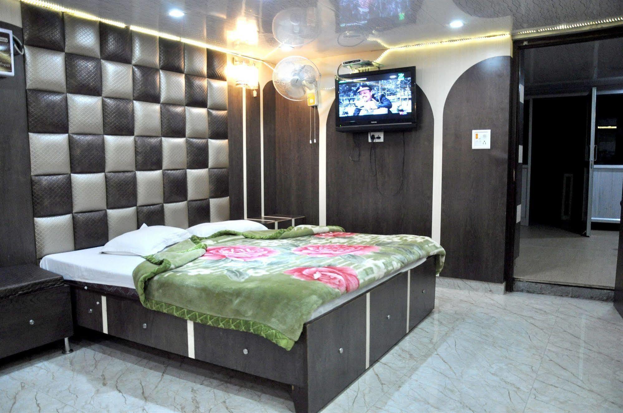 Hotel Robin Амритсар Экстерьер фото