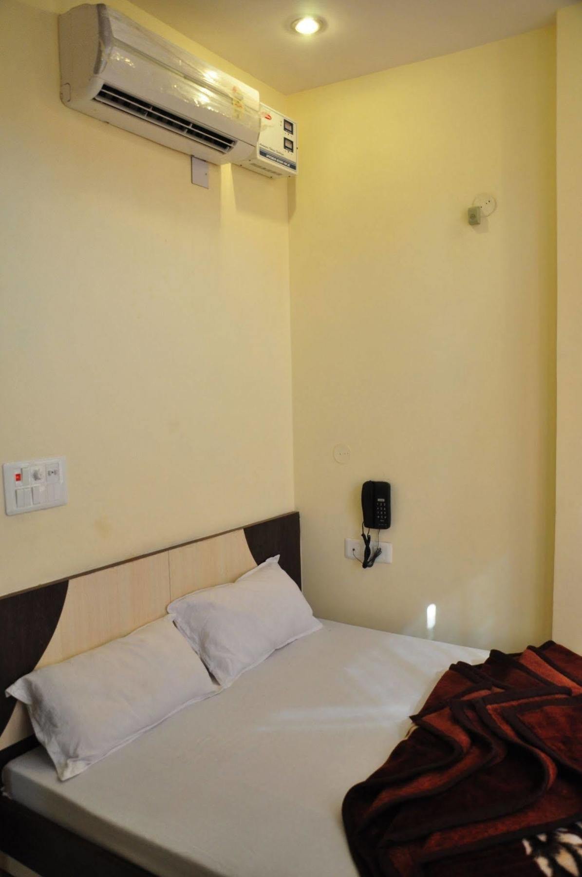 Hotel Robin Амритсар Экстерьер фото